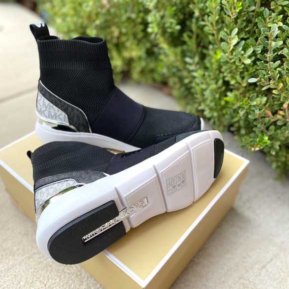 Michael Kors Sterling Bootie Textured Knit Black/Silver - Picture 4 of 4